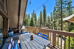 Outdoor dining - Reindeer A Frame Cabin, hot tub, pet friendly (South Lake Tahoe)