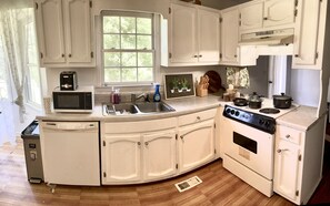 Full-size fridge, dishwasher, cookware/dishes/utensils - Bed and breakfast (Mount Zion)