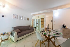Familienapartment, Mehrere Schlafzimmer (Niko's House Salò near Lake & beach) | Speisen