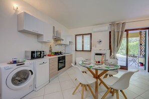 Apartamento família, vários quartos (Niko's House Salò near Lake & beach) | Cozinha privada | Geladeira, micro-ondas, fogão, cooktop