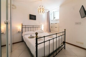 Apartamento familiar, varias habitaciones (Niko's House Salò near Lake & beach) | 1 dormitorio, wifi gratis, ropa de cama