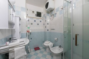 Family Apartment, Multiple Bedrooms (Niko's House Salò near Lake & beach) | Bathroom - Niko's House Salò at 200m from Lake (Salò)
