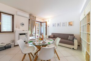 Family Apartment, Multiple Bedrooms (Niko's House Salò near Lake & beach) | Dining - Niko's House Salò at 200m from Lake (Salò)