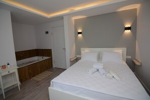 Chambre Deluxe double | Décor unique, ameublement unique, fer et planche à repasser