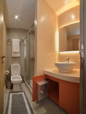 Comfort Apartment | Bathroom | Shower, rainfall showerhead, hair dryer, towels