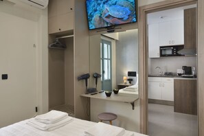 Caja de seguridad en la habitación y espacio para trabajar con laptop 