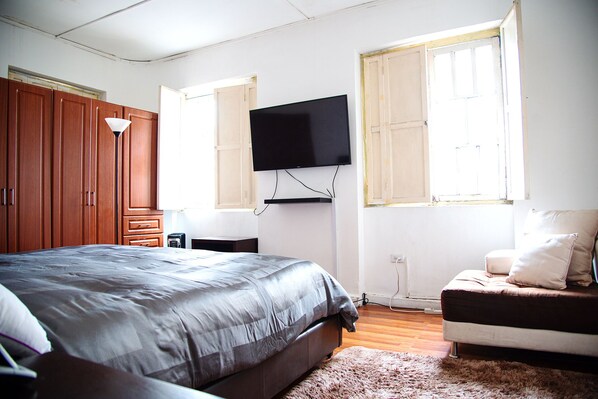 3 bedrooms, iron/ironing board, free WiFi, bed sheets - Spacious 3 BR apartment old town (Quito)