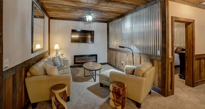 Downtown Bryson City 2 Bedroom Apartment, Perfect for Polar Express!