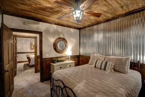 Downtown Bryson City 2 Bedroom Apartment, Perfect for Polar Express!