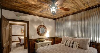 Downtown Bryson City 2 Bedroom Apartment, Perfect for Polar Express!