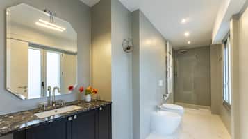 Habitación clásica, 1 habitación | Baño | Regadera, regadera tipo lluvia, amenidades de baño gratuitas