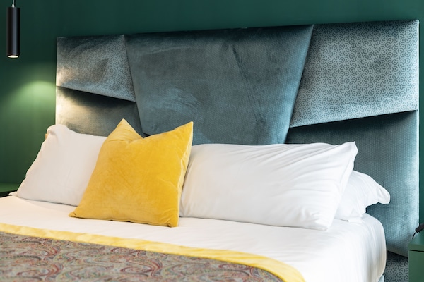 Deluxe kamer, uitzicht op de stad | 1 slaapkamer, luxe beddengoed, een kluis op de kamer, een bureau