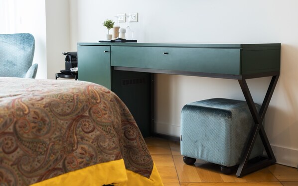 Une chambre à coucher avec un lit, un bureau et une chaise.