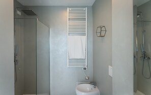 Standard Room | Bathroom | Shower, rainfall showerhead, free toiletries, hair dryer