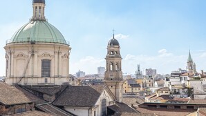 A historic building with a large dome and bell tower, surrounded by other buildings. - Missori Suites (Milan)
