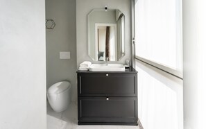 Deluxe Room, City View | Bathroom | Shower, rainfall showerhead, free toiletries, hair dryer