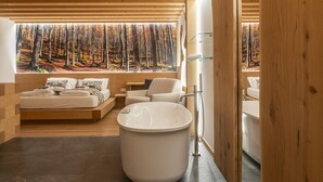 A modern bathroom with a freestanding bathtub, a large window with a forest view, and a wooden ceiling. - Casera Cal De Mez Sot - Wellness Chalet (Chies d´Alpago)