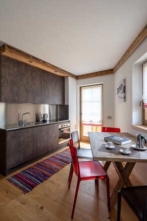 Réfrigérateur, four, lave-vaisselle, cafetière/bouilloire