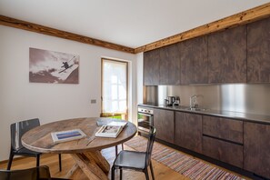 Refrigerador, horno, lavavajillas y cafetera y tetera 
