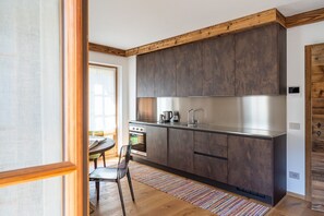 Réfrigérateur, four, lave-vaisselle, cafetière/bouilloire