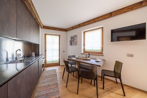 Fridge, oven, dishwasher, coffee/tea maker