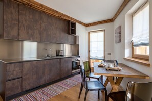 Fridge, oven, dishwasher, coffee/tea maker