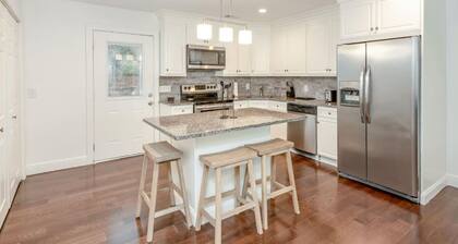 Cozy, Modern Townhome - Walk to Park Circle!