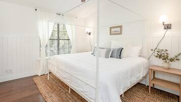2 chambres, fer et planche à repasser, lit de bébé portatif