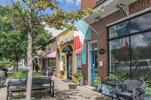 Cozy, Modern Townhome - Walk to Park Circle!