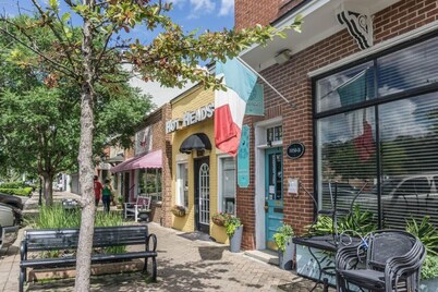 Cozy, Modern Townhome - Walk to Park Circle!