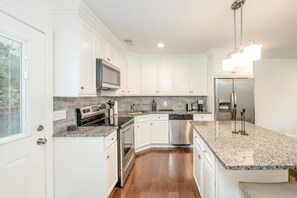 ثلاجة، ميكروويف، فرن، موقد طهي مسطح