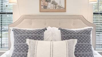 2 chambres, fer et planche à repasser, lit de bébé portatif