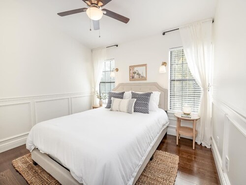 Cozy, Modern Townhome - Walk to Park Circle!