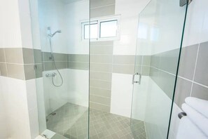Douche, sèche-cheveux, serviettes fournies, savon