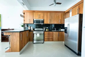 ثلاجة، ميكروويف، فرن، موقد طهي مسطح