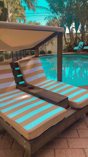 Una piscina al aire libre, una piscina climatizada