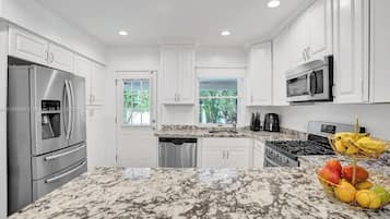 Refrigerador, microondas, horno y parrilla de estufa