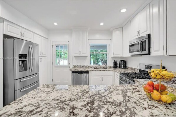 Refrigerador, microondas, horno, placa de cocina