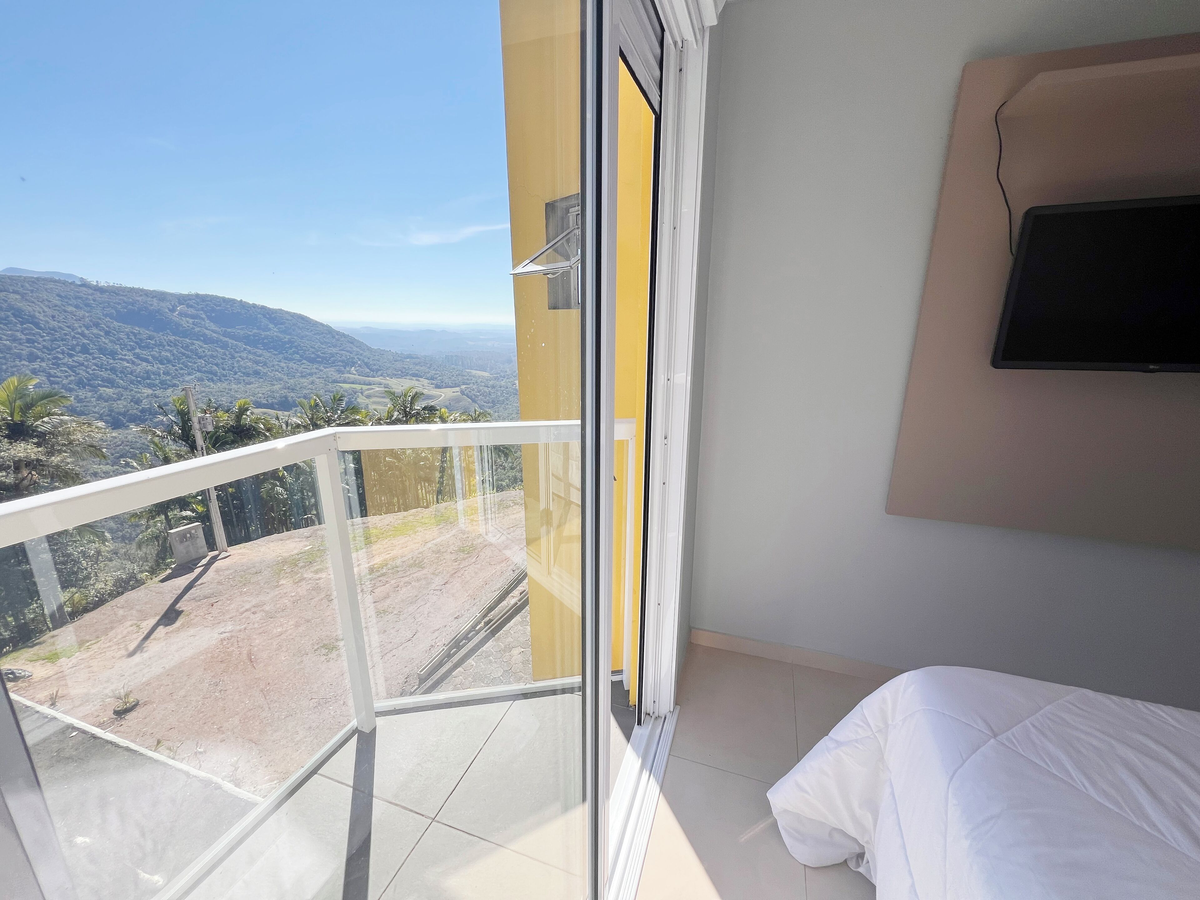 Een balkon met uitzicht op een bergachtig landschap.