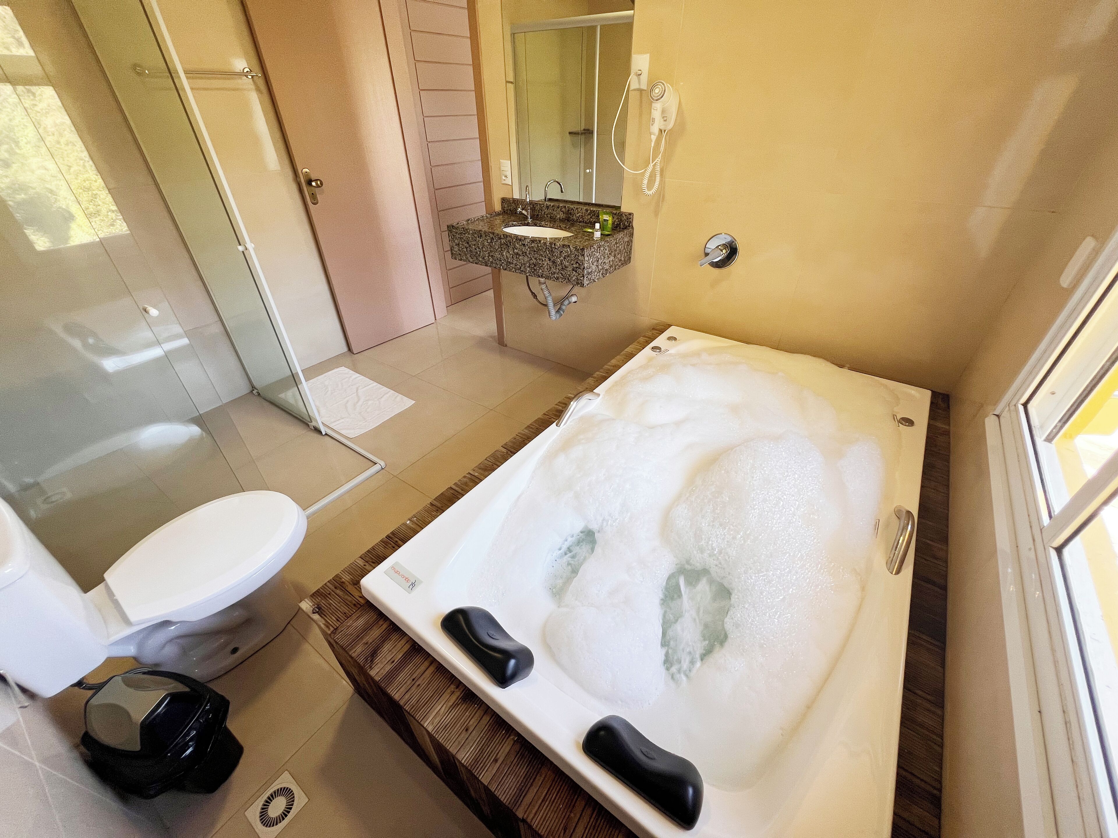 Un baño con bañera, inodoro y zona de ducha.