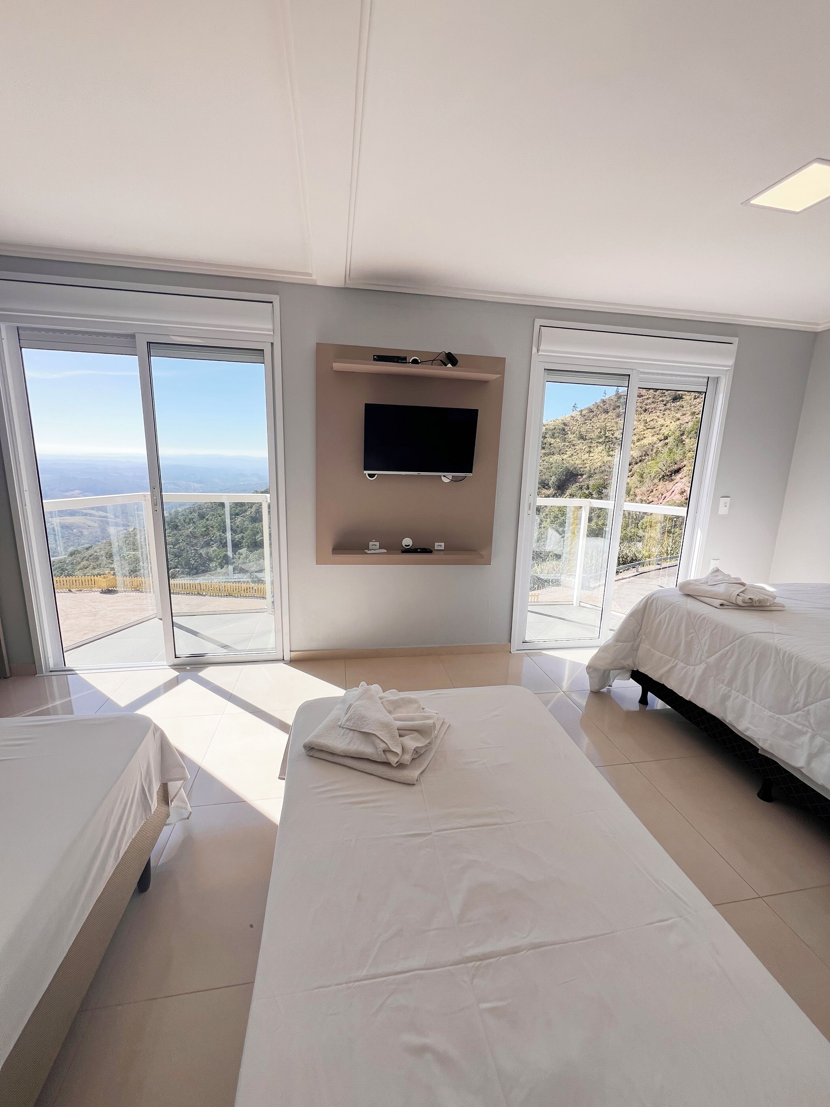 Habitación económica doble | Ropa de cama hipoalergénica, escritorio, wifi gratis y ropa de cama