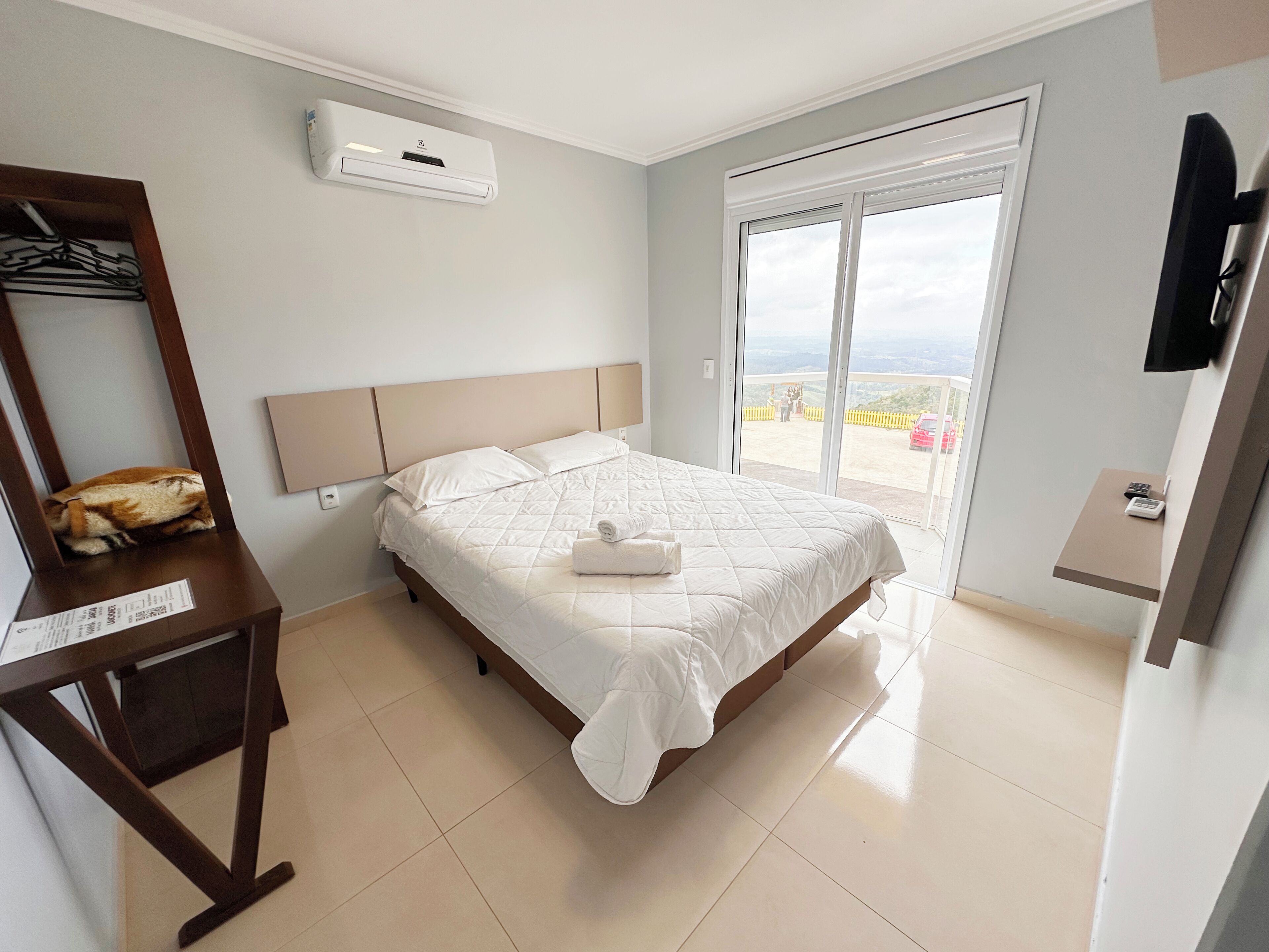 Quarto standard | Roupas de cama antialérgicas, escrivaninha, Wi-Fi de cortesia