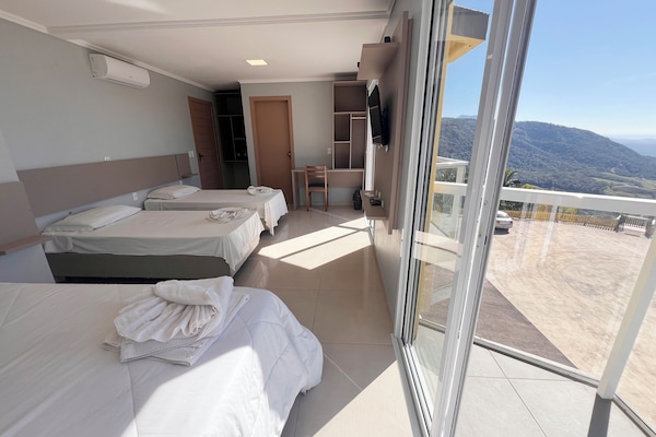 Quarto casal econômico | Roupas de cama antialérgicas, escrivaninha, Wi-Fi de cortesia