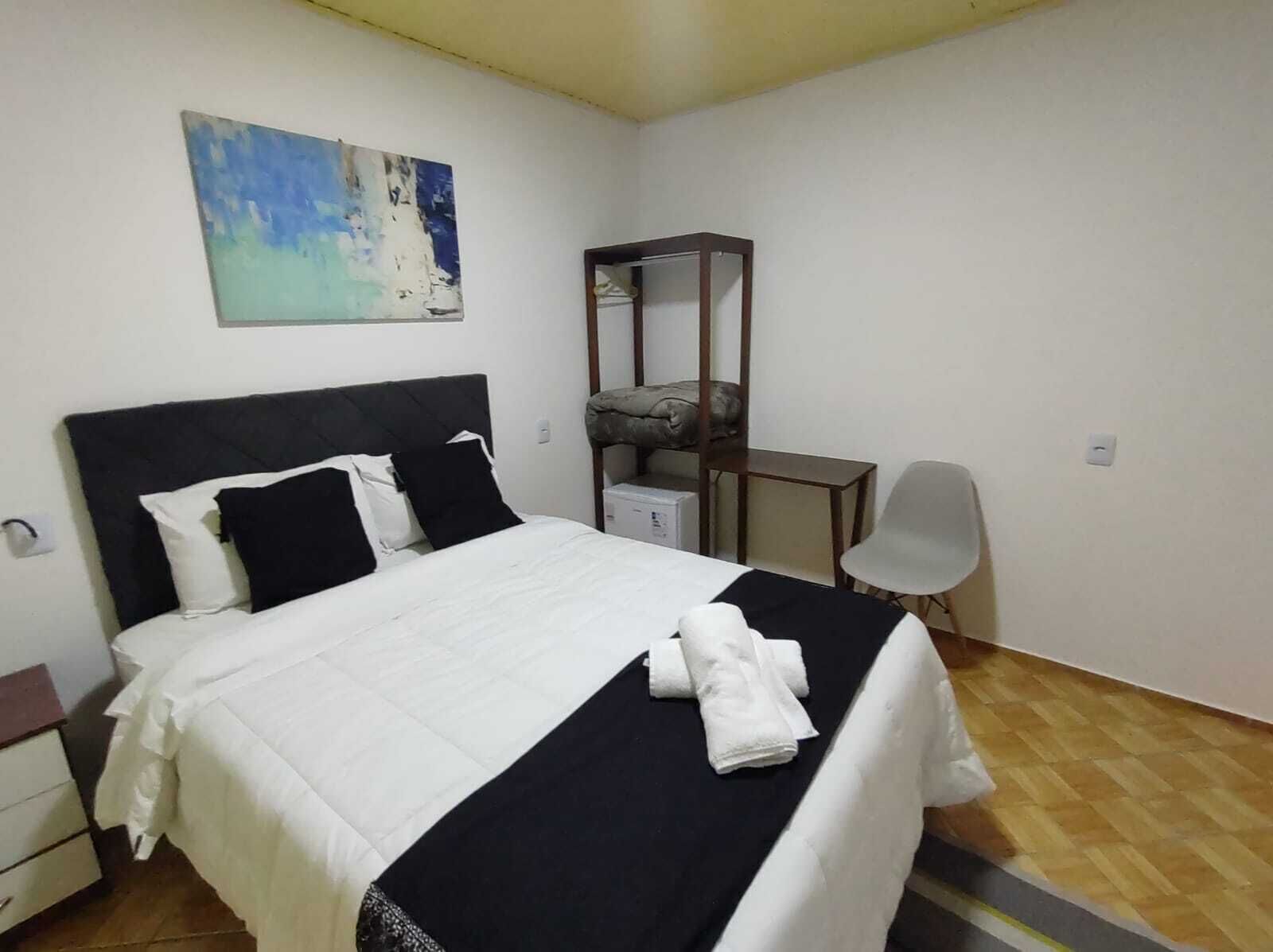 Hypo-allergenic bedding, desk, free WiFi, bed sheets