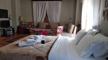 Studio, 1 Queen Bed with Sofa bed | Iron/ironing board, free WiFi, bed sheets