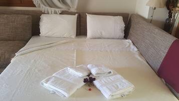 Studio, 1 Queen Bed with Sofa bed | Iron/ironing board, free WiFi, bed sheets