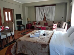 Studio, 1 Queen Bed with Sofa bed | Iron/ironing board, free WiFi, bed sheets