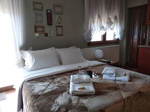 Studio, 1 Queen Bed with Sofa bed | Iron/ironing board, free WiFi, bed sheets