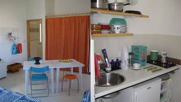 Jääkaappi, kahvin-/teenkeitin, keittoastiat/astiat/ruokailuvälineet