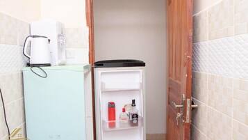 Business Apartment | Private kitchen | Fridge, cookware/dishes/utensils